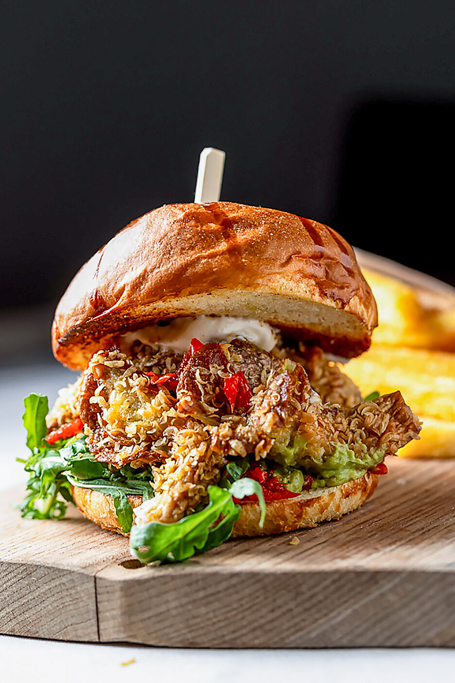 Die Gerichte im Restaurant Fredi zeichnen sich durch viel Kreativität und Nachhaltigkeit aus. Im Bild: Vegi Classic-Burger im hausgemachten Brioche-Bun mit gebackenem Austernpilz, Peppadew, Rucola und Miso-Mayo.