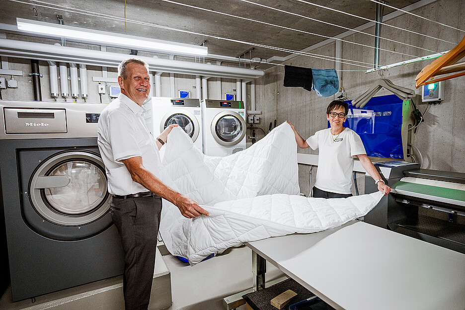 Fredy Zürcher, Regional-Verkaufsleiter Professionals der Miele AG, und Ladina Lorenzo, Housekeepingverantwortliche, sind überzeugt von der Qualität der Miele Maschinen.