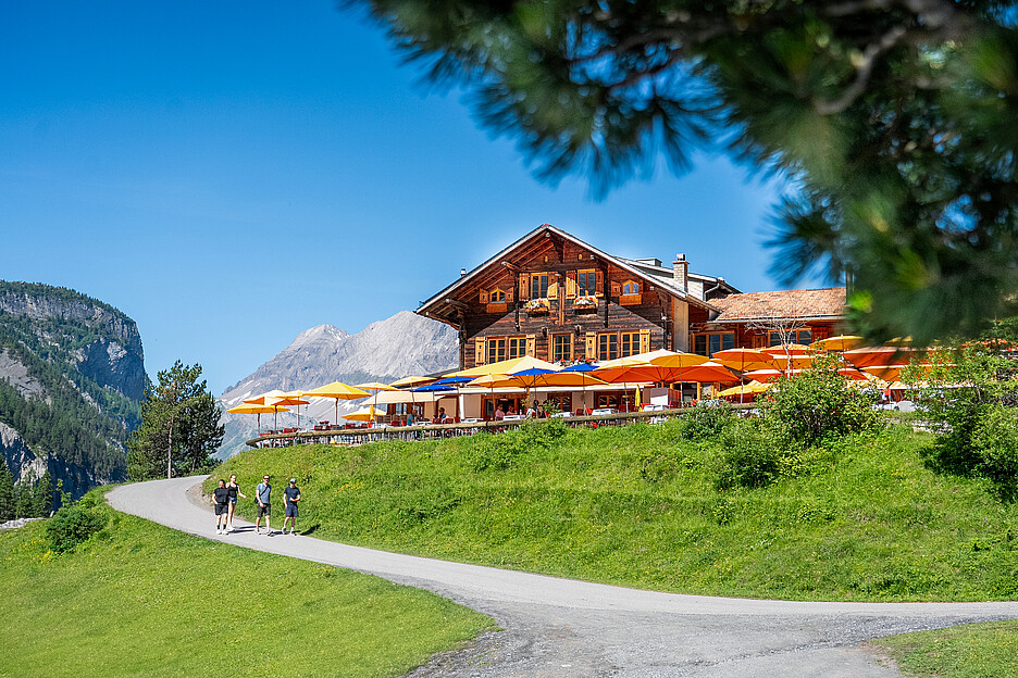 Eindrückliche Bergidylle und beliebter Social-Media-Hotspot: Der Oeschinensee ob Kandersteg mit dem beliebten Berghotel, das von Lea und Christoph Wandfluh in fünfter Generation geführt wird. Ein Ausflugsziel seit 1892.