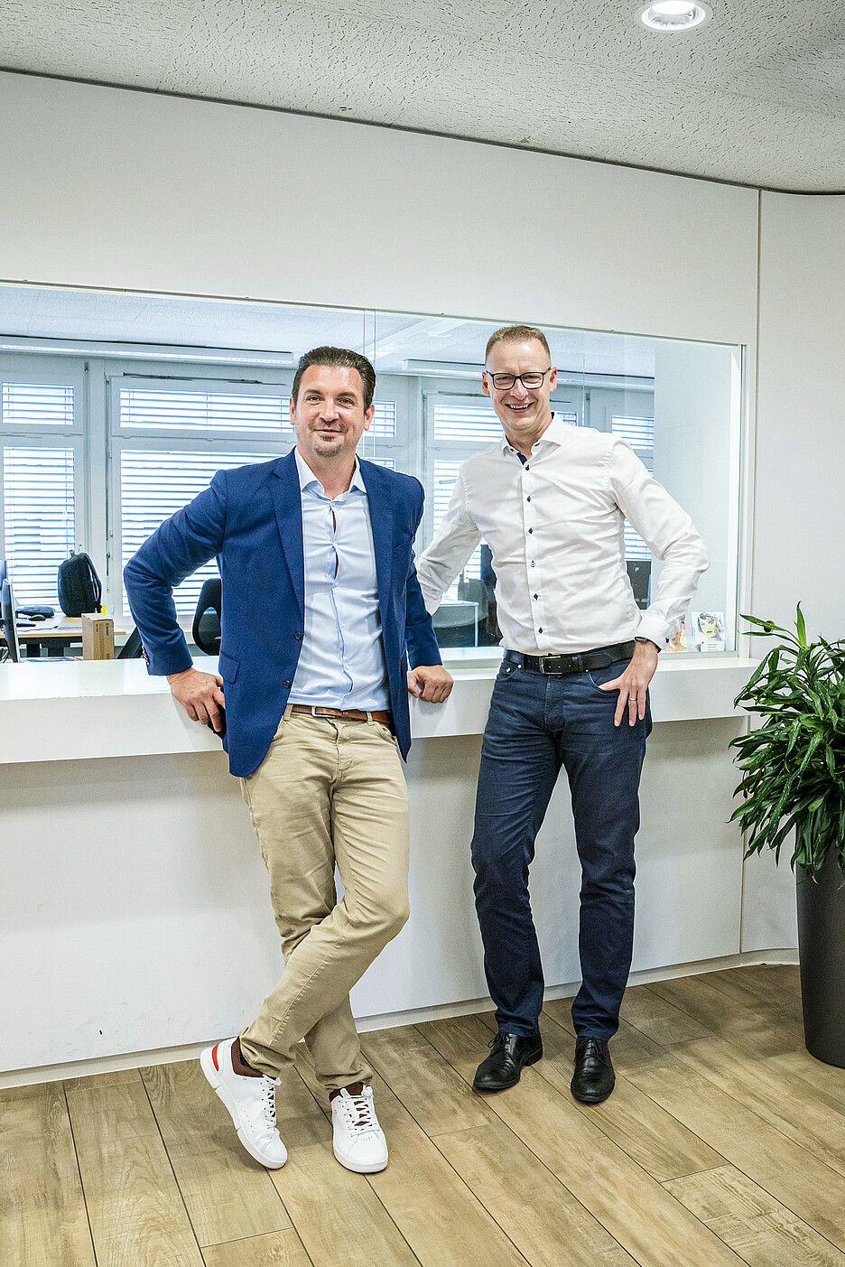 Freuen sich über die Zusammenarbeit: Daniel Nussbaumer (links), Executive Director der Vantage Education Group, und Christoph Kuhn, Country Manager Schweiz der Cafina AG.