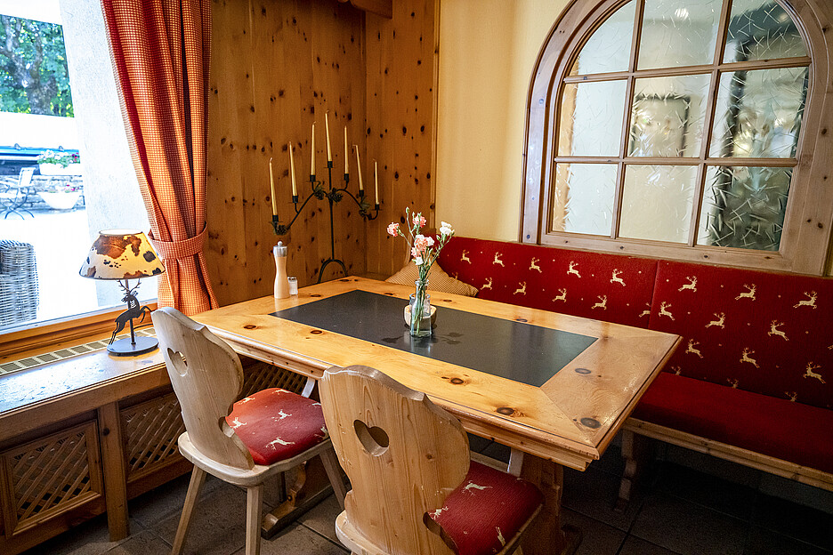 Im Stübli verwöhnt das Parkhotel Silvretta seine Gäste mit regionaler Küche und internationaler Kulinarik.