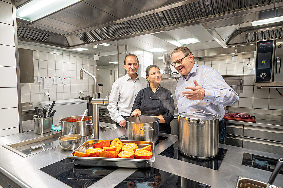 Küchenchefin Alexis Jauregui setzt frische, saisonale und regionale Zutaten ins Zentrum ihrer Küche, die die Gschwend AG Gastro-Bau neu konzipiert und gebaut hat. Auch Ivo Sonderegger (l.), Verwaltungsrat der Ziegelhüsi AG, ist mit dem Resultat zufrieden.