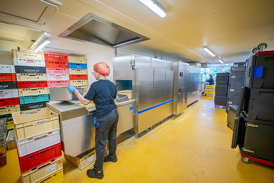 Die Mehrwegbehälter werden bei der nächsten Lieferung wieder zurückgenommen, inklusive allfälliger Speiseresten, aus denen Biogas gewonnen wird. 