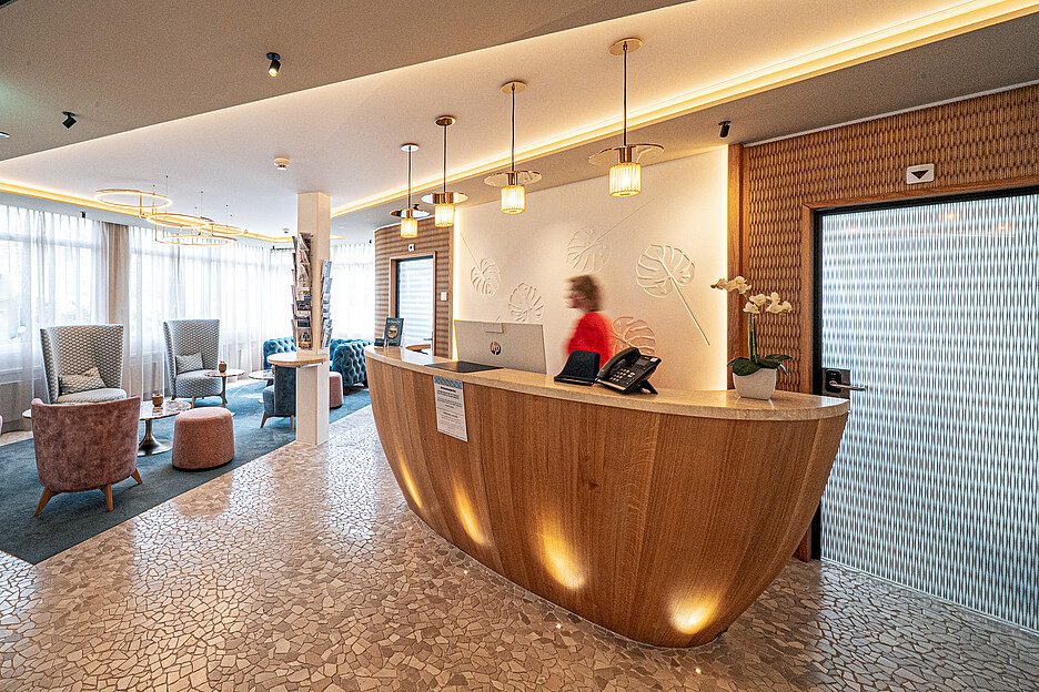 Die Rezeption rückte näher zum Eingang und erhielt eine kleine Lobby mit mediterranem Steinboden, Marmormustern und Holz.