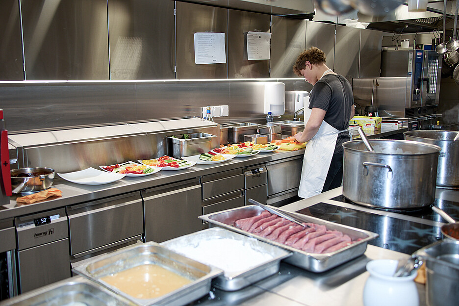 Um die Abläufe zu vereinfachen und Platz zu gewinnen, wurde die Küche im Erdgeschoss zu einer kompakten Einheit umgebaut und die Rüst- und Vorbereitungsarbeiten ins erste Untergeschoss verlegt.