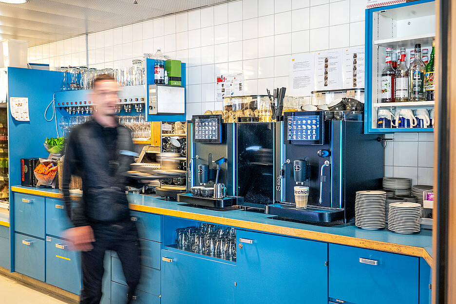 Die S500 von Rex-Royal ist ein Hochleistungsgerät: In einer Stunde kann das Personal 58 Liter Heisswasser ausgeben – parallel dazu auch Kaffee 
und Dampf.