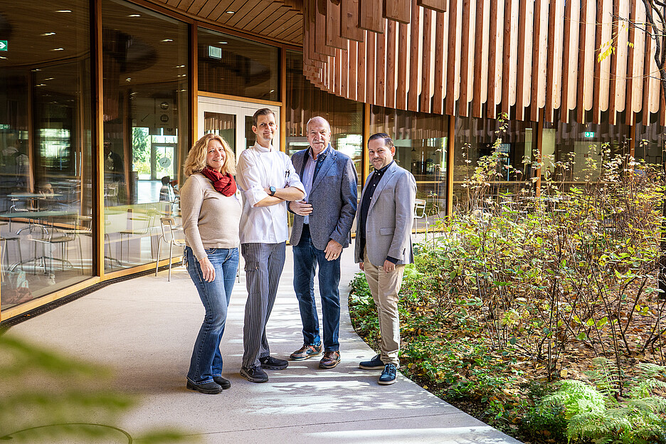 Ein eingespieltes Team: Regula Ritter, Sachbearbeiterin bei der Schmalz Distributions-Systeme AG, Curdin Baggio, Küchenchef und stellvertretender Leiter Hotellerie des Kinderspitals Zürich, Beat Schmalz, Inhaber und Geschäftsführer der Schmalz Distributions-Systeme AG und Thomas Boog, Projektleiter und Mitinhaber der Creative Gastro Planungs AG.