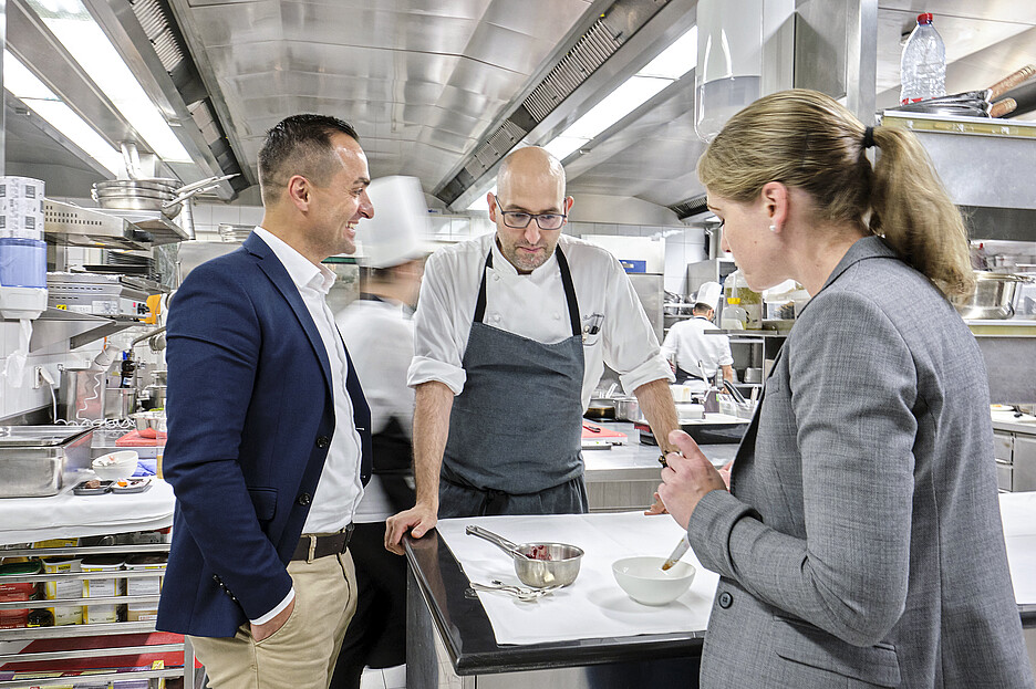 Daniela Sutter und Donato Capuano von der Delico AG sind begeistert von Francesco De Bartolomeis Küche, aber auch von seiner Hingabe und seinem Fokus auf die Qualität jeder noch so kleinen Zutat.