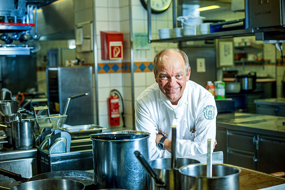 Franz W. Faeh, seit 2016 Culinary Director im Gstaad Palace. Der 62-jährige Experte – seines Zeichens «Hotelkoch des Jahres 2021» und seit letztem Jahr auch Conseiller Culinaire der nationalen Baillage der Chaîne des Rôtisseur.