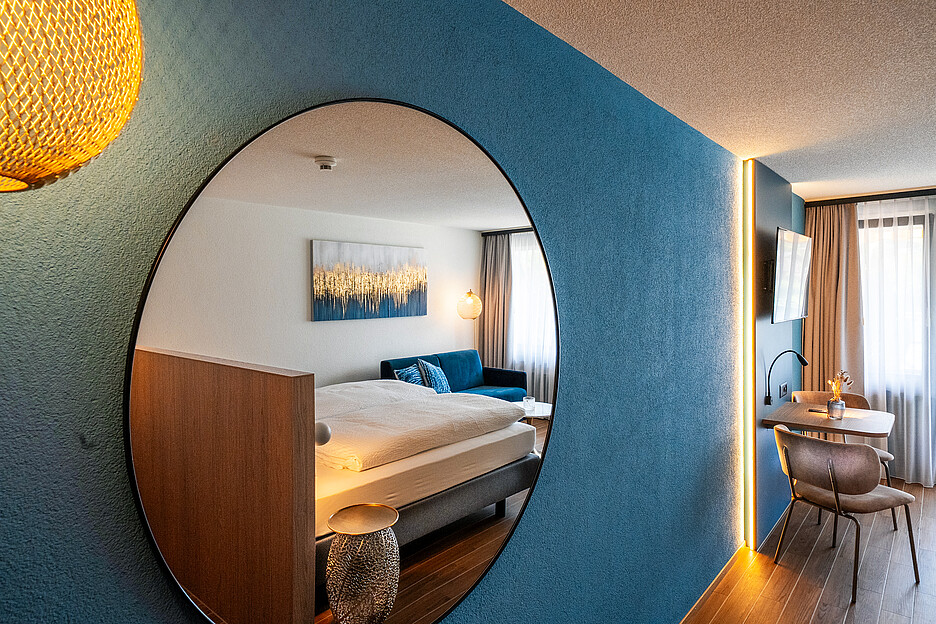 In einer zweiten Bauetappe wurden 16 Zimmer auf drei Etagen erneuert; der Osttrakt mit 34 weiteren Zimmern folgt im Jahr 2027.