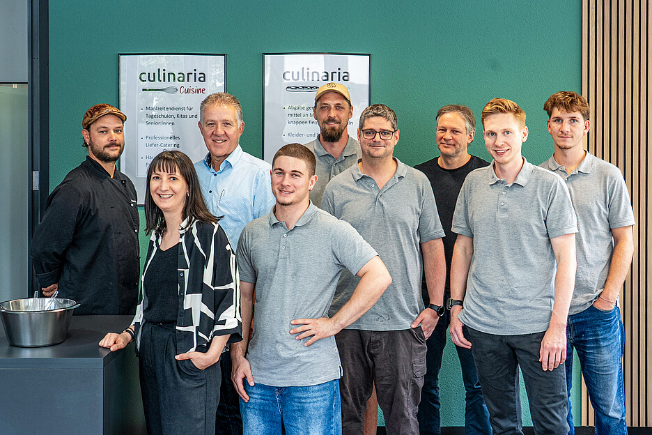 Das Team von Culinaria um Geschäftsleiterin Sarah Flury: Mit viel Herzblut holen sie Menschen aus der sozialen Isolation und ermöglichen ihnen eine sinnstiftende Beschäftigung. Hier mit Beat Steffen, Geschäftsführer der Steffen Gastro AG (3.v.l.), der mit seinen Geräten für eine professionelle Regeneration in den Schulstätten sorgt.