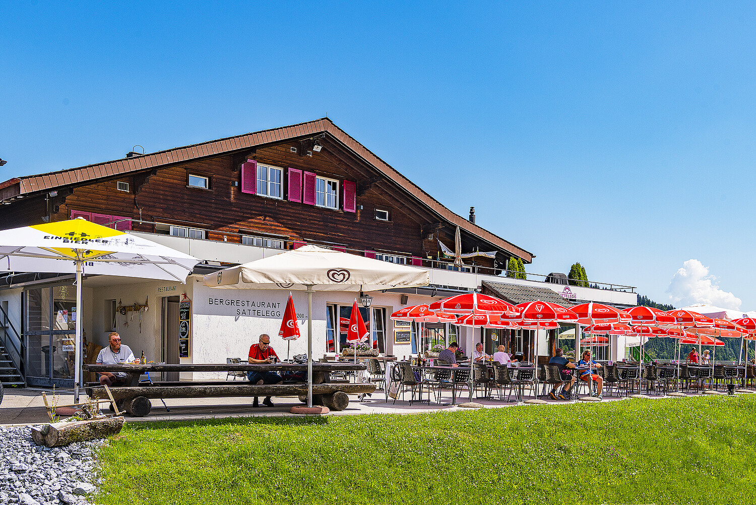 Das Bergrestaurant Sattelegg steht auf der Passhöhe auf 1200 M.ü.M.