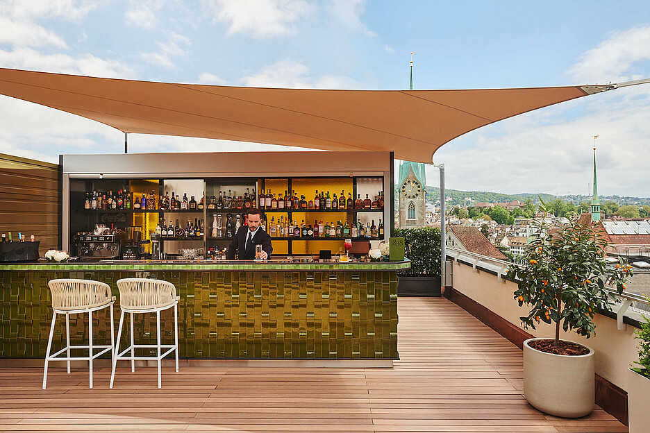 Die Rooftop-Bar 1838, eine der ersten der Welt, bietet seit 185 Jahren eine legendäre Aussicht auf Zürich.