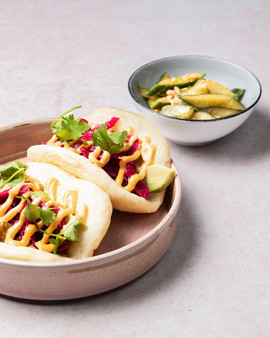 Bao Bun mit pikanter Aubergine – im Restaurant Fredi ist mindestens die Hälfte der Gerichte vegetarisch oder vegan.