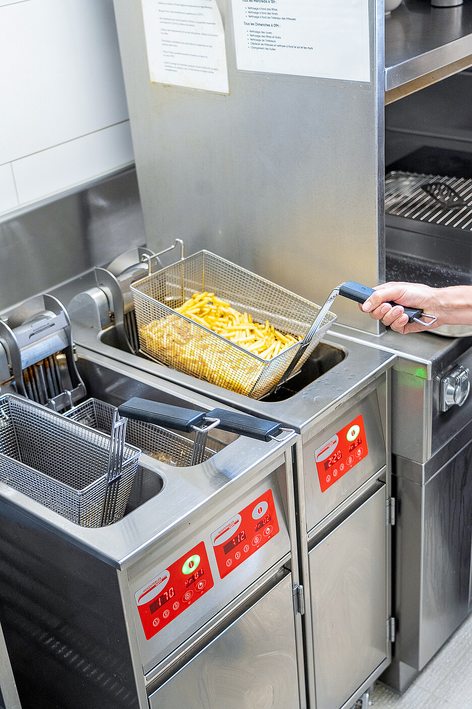 Das automatische Korbliftystem verhindert zu langes Frittieren und reduziert damit Food Waste.