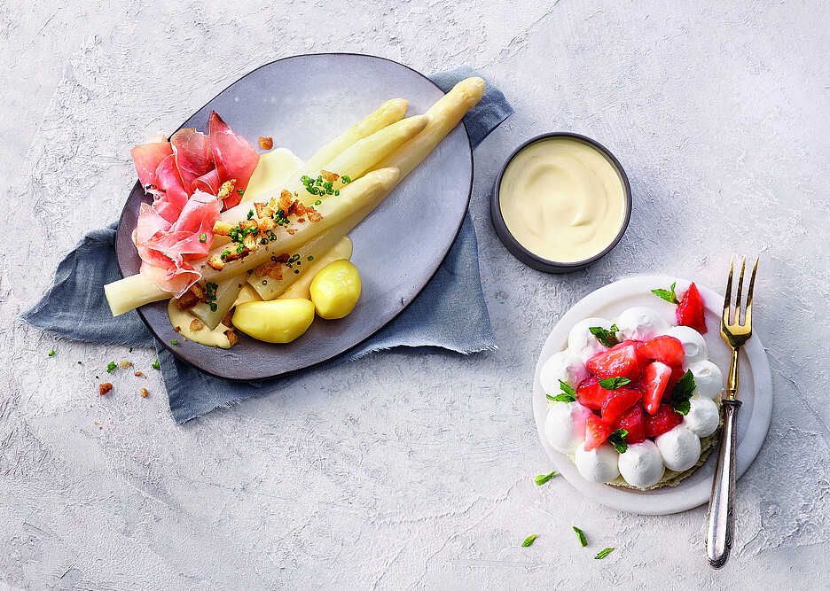 Weisse Spargel mit Hollandaise, Kartoffeln und Rohschinken sowie Erdbeertörtchen mit Zitronenquark.