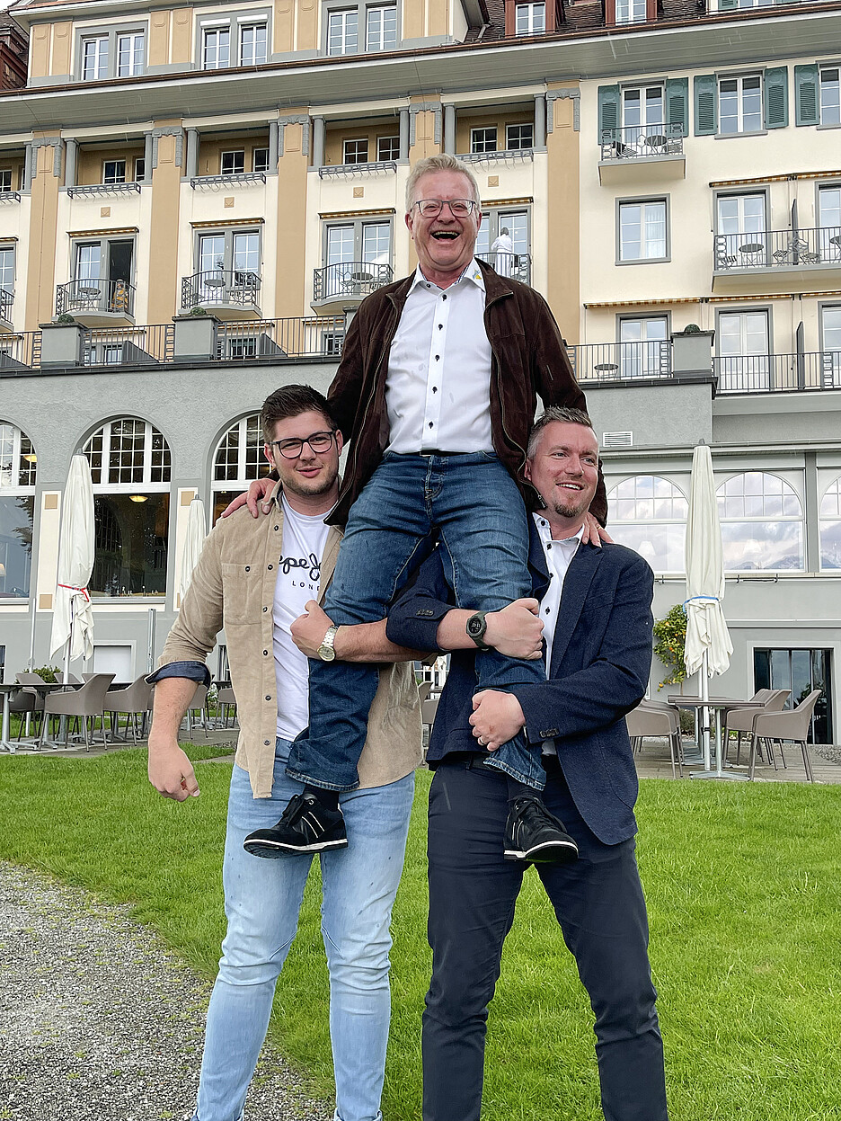Hoch soll er leben: Fritz Gertsch auf den Schultern von Botschafter Severin Schwander, seit Pratteln 2022 eidgenössischer Kranzschwinger, und dem neuen Geschäftsinhaber Tobias Oberer.
