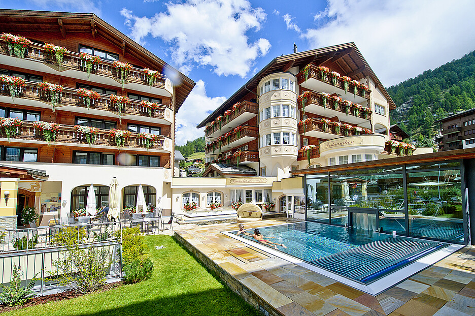 Das 4-Sterne-Superior-Resort La Ginabelle im Herzen von Zermatt führt 66 Zimmer, Juniorsuiten und Apartments, 
 die sich auf drei miteinander verbundene Häuser verteilen, darunter die im Sommer 2020 neu errichtete Residenz Altiana.