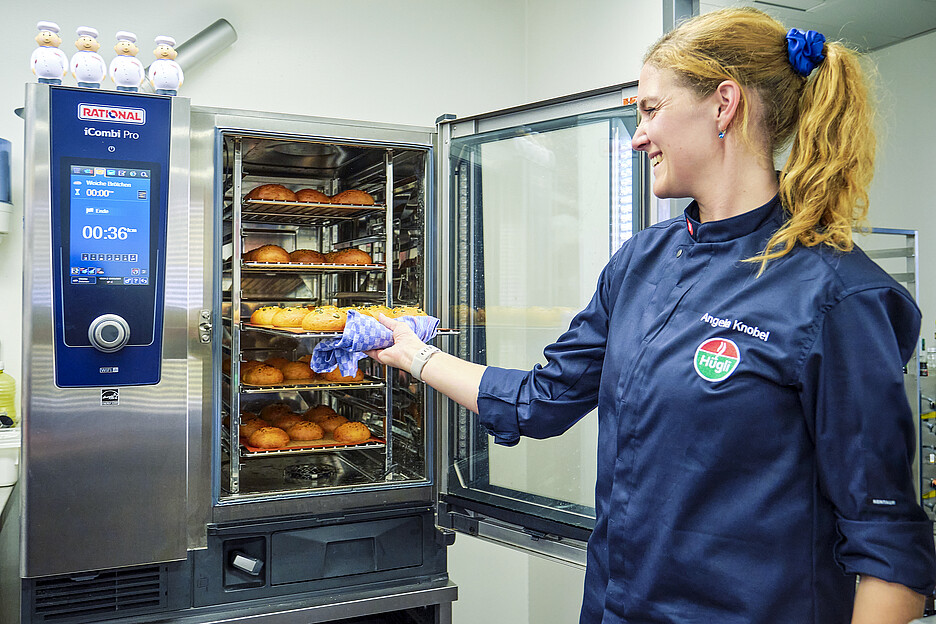 Auch die Buns wurden selbst gemacht. Im Bild: Angela Knobel, Culinary Advisor Food Service von Hügli nimmt die selbstgemachten Buns aus dem iCombi Pro von Rational.