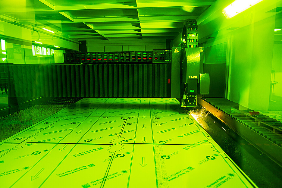 Anschliessend werden die Edelstahlplatten nach dem Plan vollautomatisiert zugeschnitten.