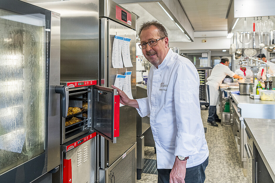 Der Küchencoach Günther Rüscher von GastroPerspektiv AG plante die Zusammenlegung der beiden Küchen mit. Im Bild ist er in der zentralen Küche im Spital zu sehen. 