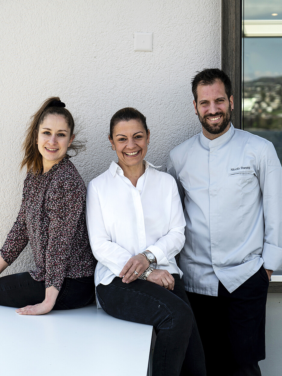 Erfolgreiches Trio (v.l.): Seit April 2023 führen Chanel Günter (Serviceleiterin), Sarah Twerenbold (Pächterin und Geschäftsführerin) und Nicolò Baretti (Chefkoch) gemeinsam das Haus am See in Rüschlikon.