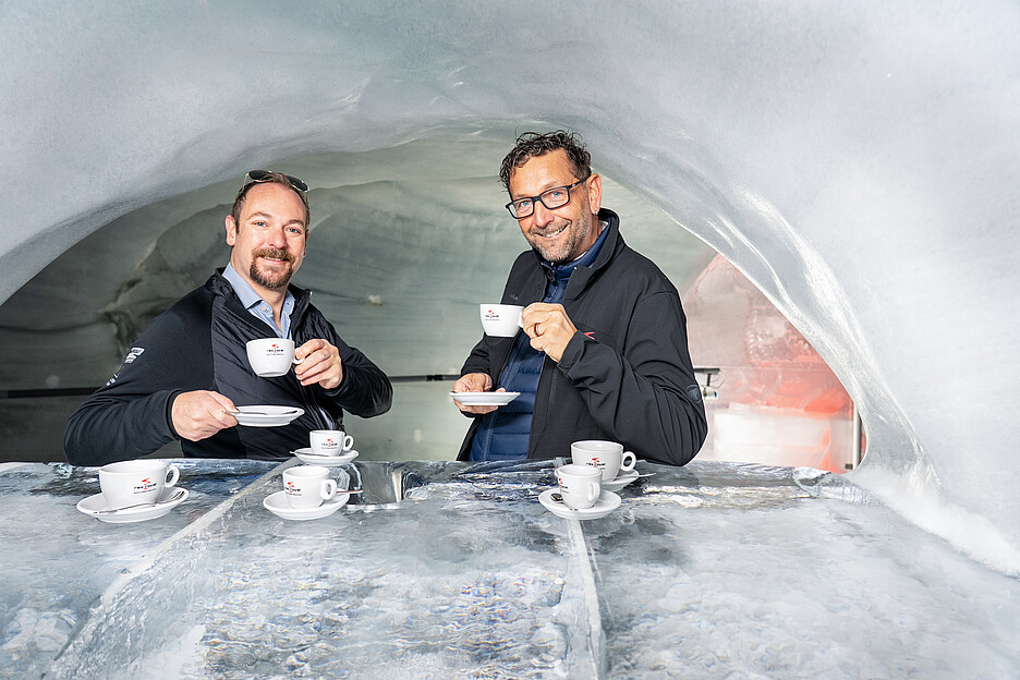 Ein starkes Team: Martin Uetz, Leiter der Jungfrau Gastronomie AG, und Patrick Lerch, Regionalleiter Verkauf bei der Rex-Royal AG, bei einer Degustation im Eispalast.