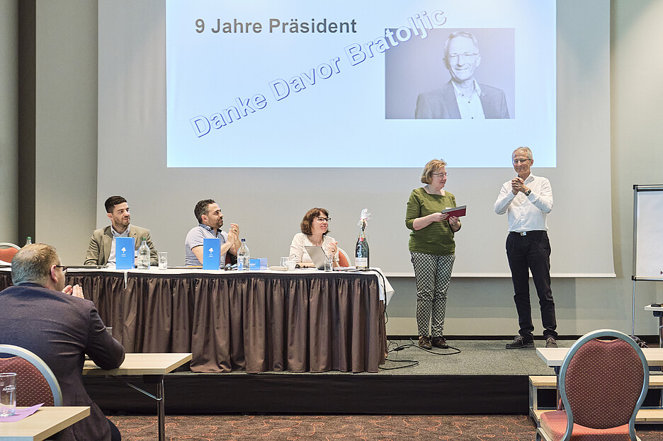Die neue Präsidentin verdankt die langjährigen Dienste von Davor Bratoljic.