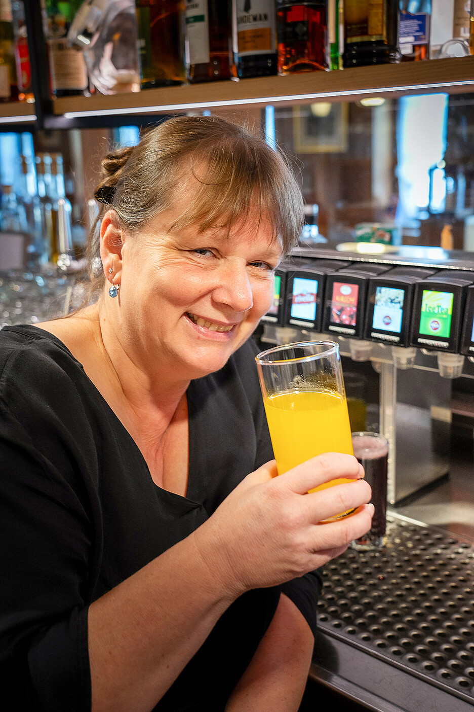 Grosse Auswahl – schnell bezogen. Nicole Förderer liebt ihr breites Angebot an Postmixgetränken von Grapos. Die Gäste schätzen dies auch. Dabei ist «Cola» der Dauerbrenner. Nicole mag die Schorlen am liebsten.