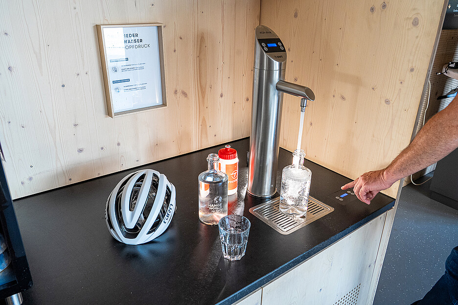 Die BWT WasserBar im Clubhaus: Das zweite Display ermöglicht es auch rollstuhlgängigen Personen, bequem Wasser rauszulassen.