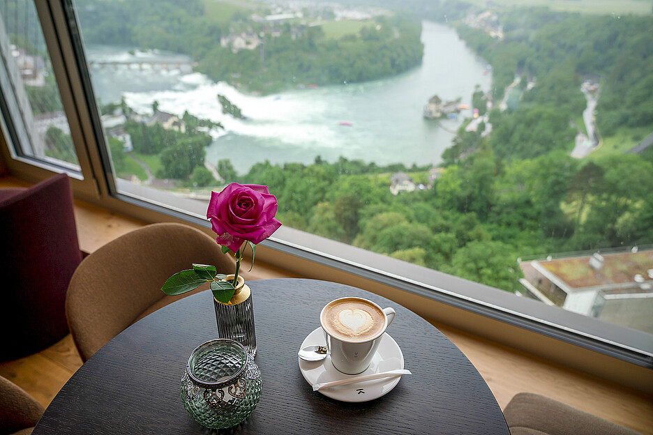 Kaffee mit Aussicht: Vom RIVI Roof aus hat man einen perfekten Blick auf den Rheinfall.