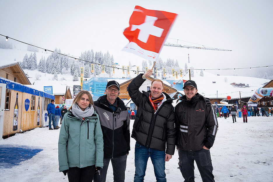 Für die Verpflegung der 25 000 Skifans ist alles eingerichtet. Nun kann auch die Familie Oswald und Daniel Scheidegger, Geschäftsführer der Gehrig Group AG (2.v.r.), mitfeiern und anfeuern.