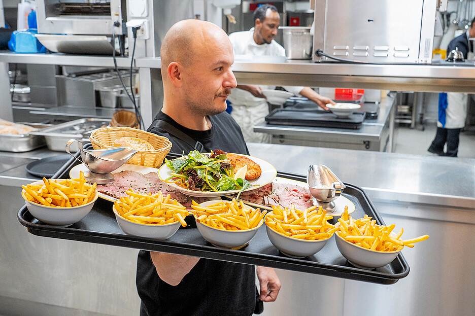 Auf dem grossen Tablett serviert – zuvor bleiben die Pommes in vorgewärmten Schalen unter einer Wärmebrücke für kurze Zeit warm und knusprig.