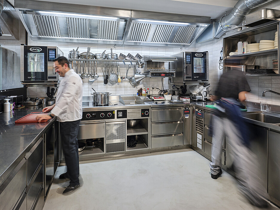 In der offenen Küche wurde der beschränkte Platz optimal ausgenützt, um den Gästen ein kulinarisches Erlebnis zu bieten.