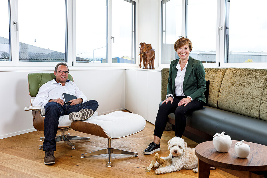 In den neu erstellten Räumlichkeiten der beck konzept ag fühlen sich nicht nur die Inhaber Alex und Pia Müller wohl, sondern auch Hund Joy, ein aufgeweckter Vierbeiner der Rasse Australien Cobberdog.