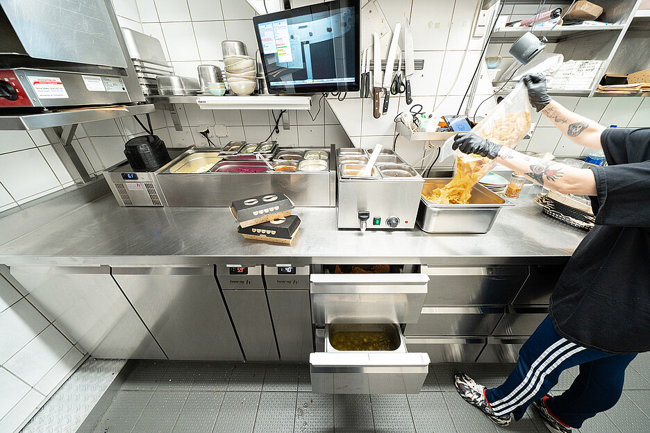 Sam Sager und sein Team setzen auf Schweizer Qualitätsgeräte – der Grossteil stammt von Elit, einem  Spezialisten für Gewerbekühlmöbel.