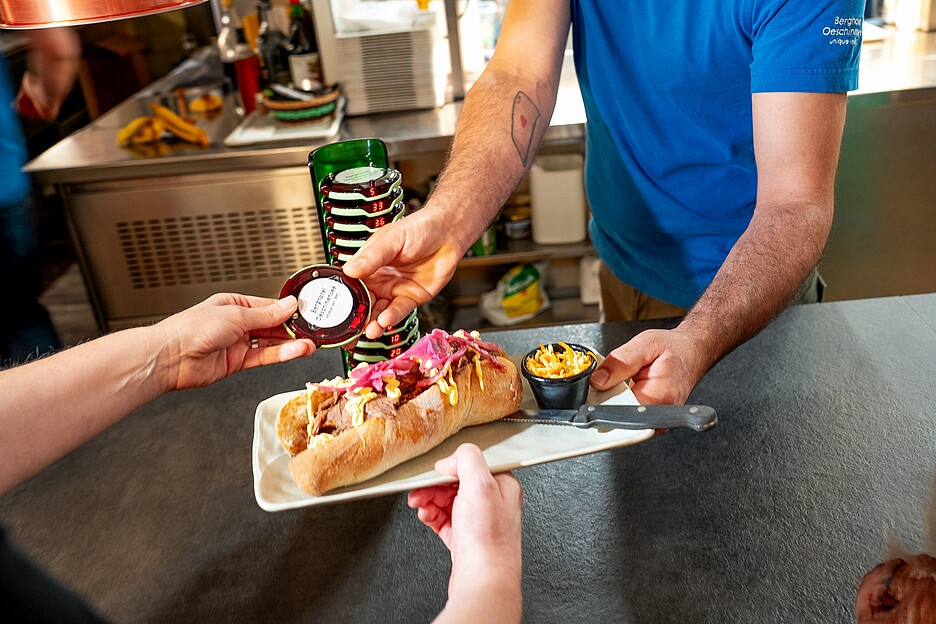 Selbstbedienung mit Pagerkonzept: Die Gäste bestellen ihr Essen an der Kasse und erhalten einen Pager. Sobald das Menu bereit ist, piept der Pager und das Essen kann an der Theke abgeholt werden.