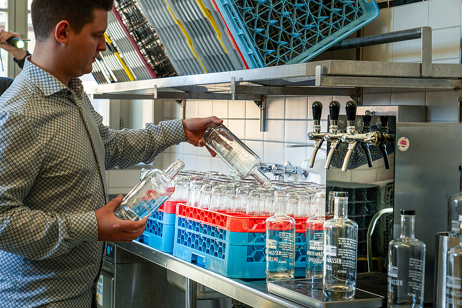 Eine Bar 120 von BWT ist direkt neben dem Festsaal platziert. So lassen sich die Flaschen vor Ort abfüllen und nach Gebrauch direkt reinigen und lagern.