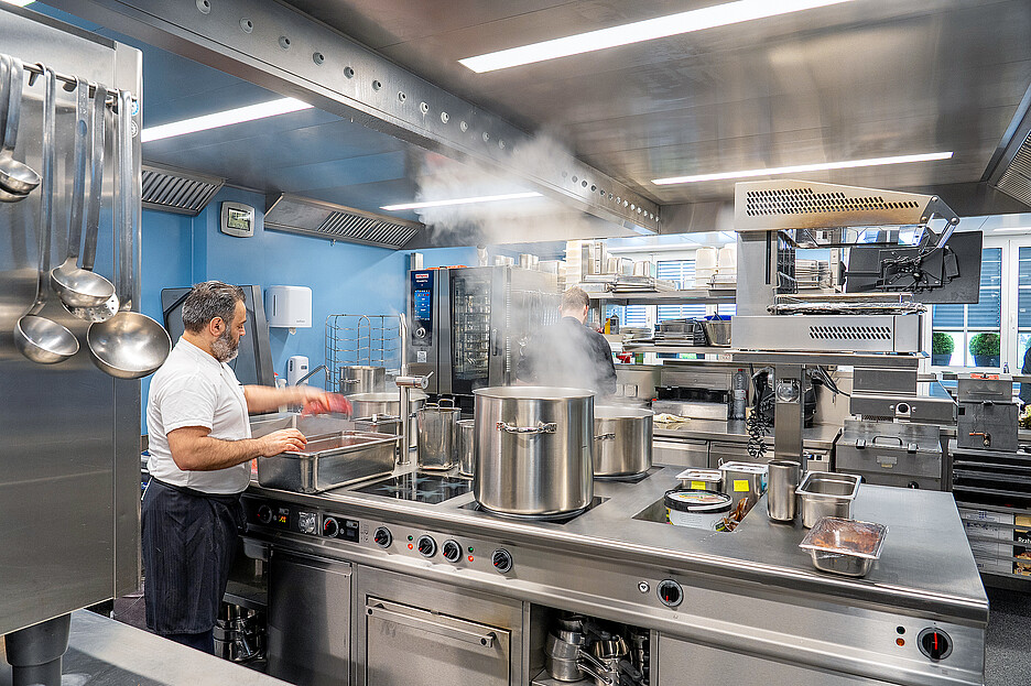 Das Herzstück der neuen Küche: Die massgefertigte Induktionsherdanlage der Menu System AG (St. Gallen).
