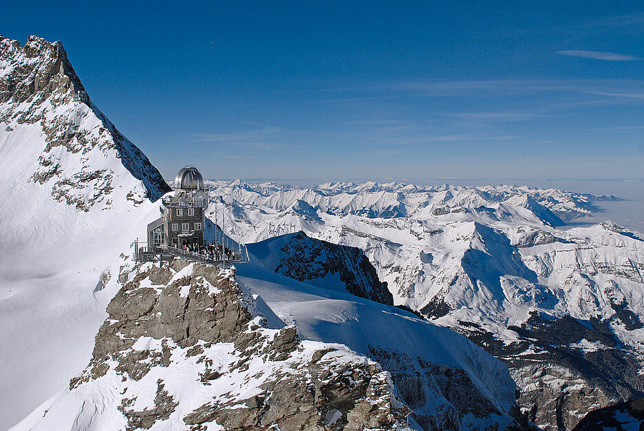 Über eine Million Gäste besuchen jährlich das Jungfraujoch – den Schweizer Touristenmagnet auf 3454 M.ü.M.. Es lockt eine atemberaubende Aussicht von der Terrasse der Sphinx, einer weltweit anerkannten Forschungsstation.