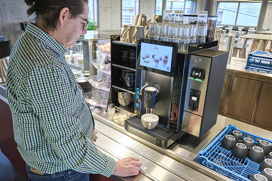 Martin Künzli liebt Kaffee – zu Hause in den Varianten Vollautomat, Filter, French Press oder Bialetti und im FiBL aus den Kaffeevollautomaten S300 von Rex-Royal.