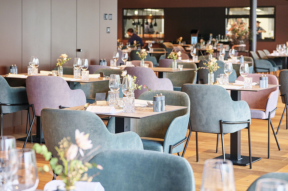 120 Gäste finden im Innern des Restaurants Platz – sie erhalten durch zwei grosse Fenster Einblick in die Küche.