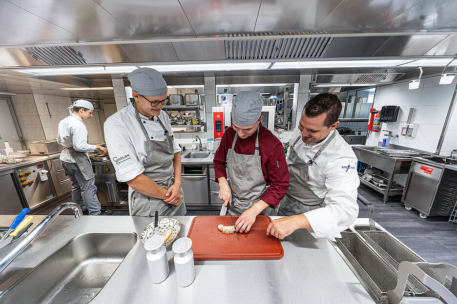 «Wir können uns wieder Zeit nehmen, das steigert die Freude am Kochen», zeigt sich Philipp Schneider als Ausbildner (rechts) begeistert.