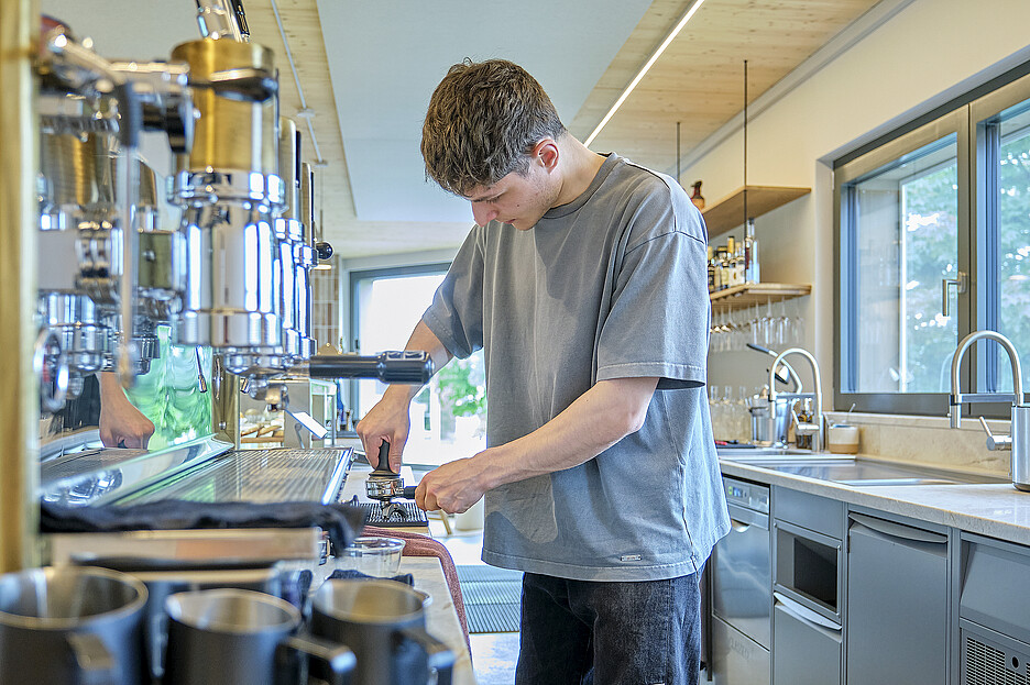 Mitinhaber Eli Ruocco bereitet mit der Handhebel-Kaffeemaschine Kaffee in seiner Urform zu.