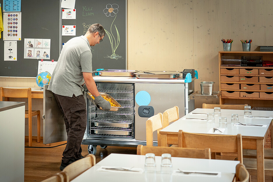 Nach dem Bestücken durch die Culinaria-Mitarbeitenden schaltet der Multiserv zum vorgegebenen Zeitpunkt automatisch vom Chill- in den Cook-Modus – das vereinfacht den Alltag in den Tagesschulen massiv.
