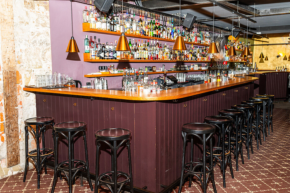 Die Taube an der Rathausgasse ist eine Cocktailbar mit Geschichte und hat unter der Woche bis 1.30 Uhr, am Freitag und Samstag bis 2.30 Uhr geöffnet.