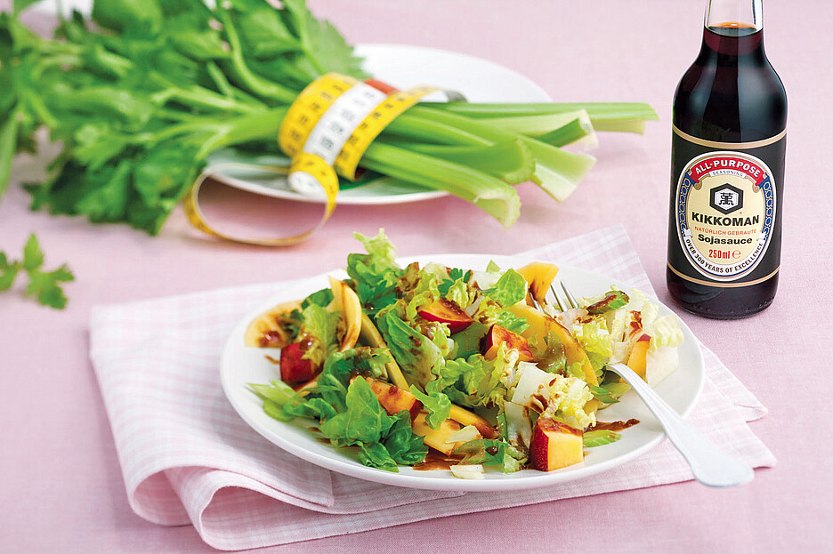 Ein herrlich leichter Salat, angereichert mit frischem Gemüse und Früchten, serviert an einem einfachen Dressing mit Sojasauce, Olivenöl, Honig und etwas Senf. Der Ess-Genuss ist umso grösser. 