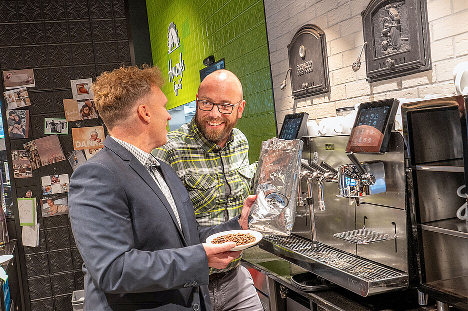 Eine Zusammenarbeit auf Augenhöhe: Thomas Dreier (l.), Gebietsverkaufsleiter von Franke Coffee Systems, mit Chris Berger, Geschäftsführer der Confiserie Berger.