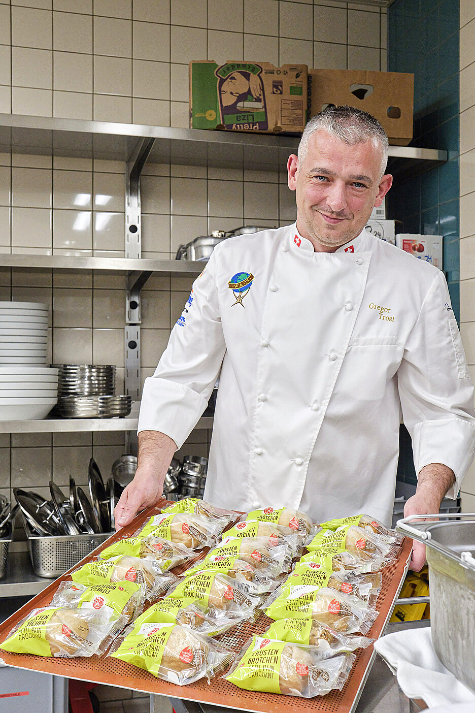 Küchenchef Gregor Trost kümmert sich gemeinsam mit seinem Team um das leibliche Wohl der Patienten, Mitarbeitenden und Gäste.