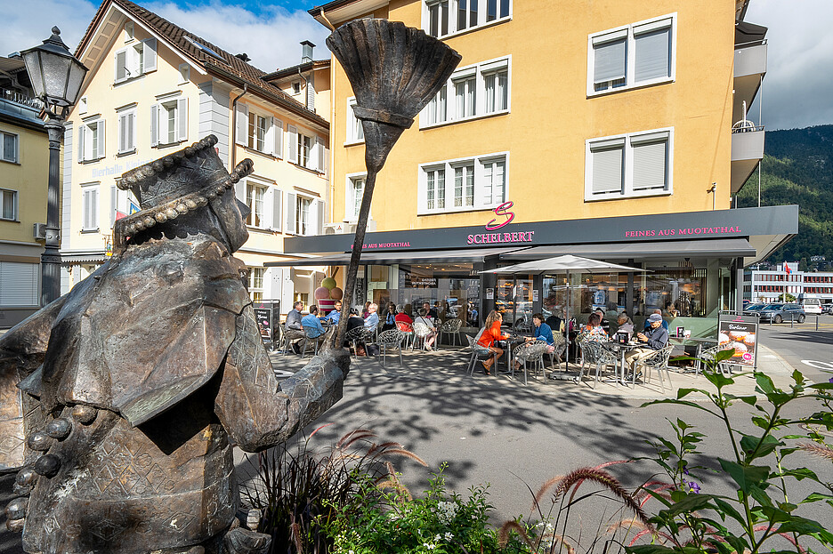 Nach einem verheerenden Brand erstrahlt das Café Schelbert im Herzen von Brunnen seit gut einem Jahr wieder in neuer Pracht.